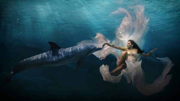 Девушка с дельфином