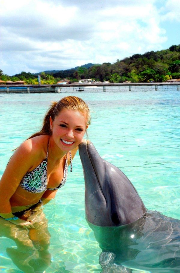 Девушка с дельфином