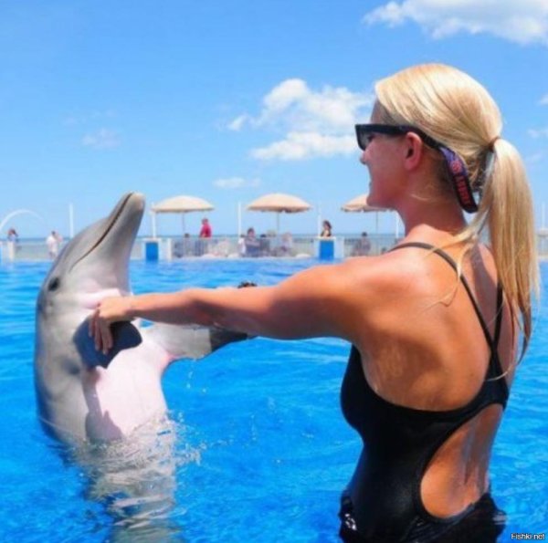 Девушка с дельфином