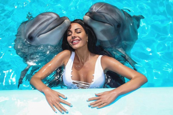 Девушка с дельфином
