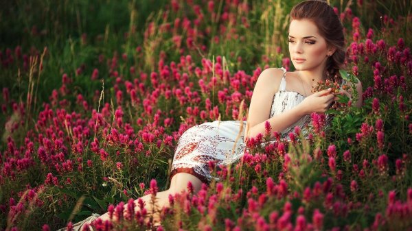 С девушками на природе