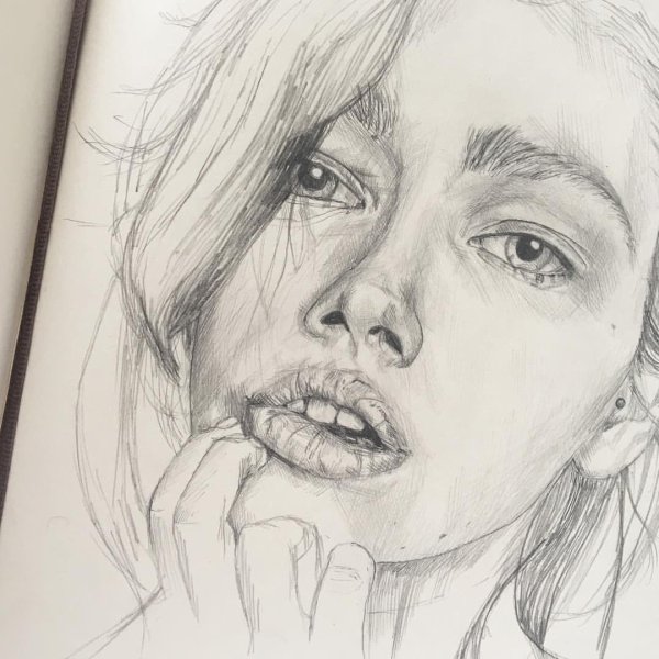 С девушками нарисованные карандашом