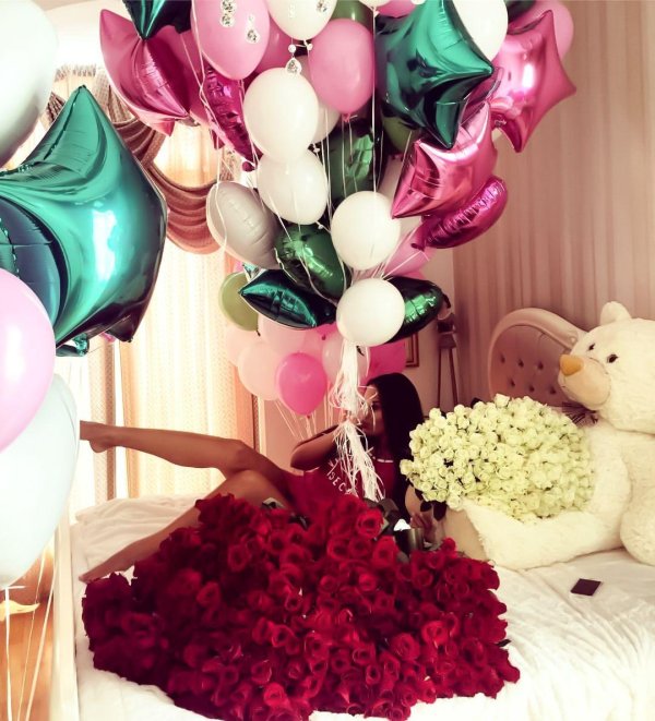 девушка с букетом роз