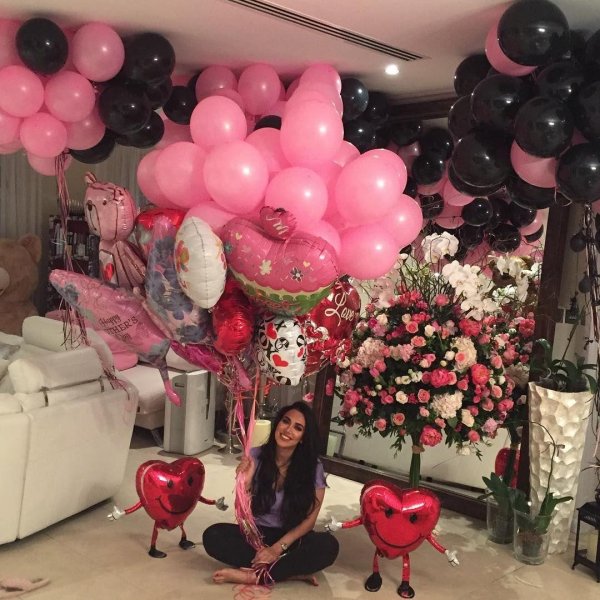 девушка с шарами