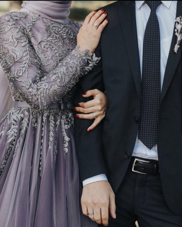 Мусульманская девушка с парнем