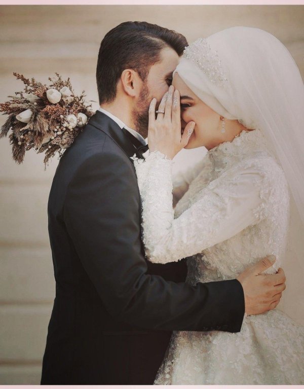 Мусульманская девушка с парнем