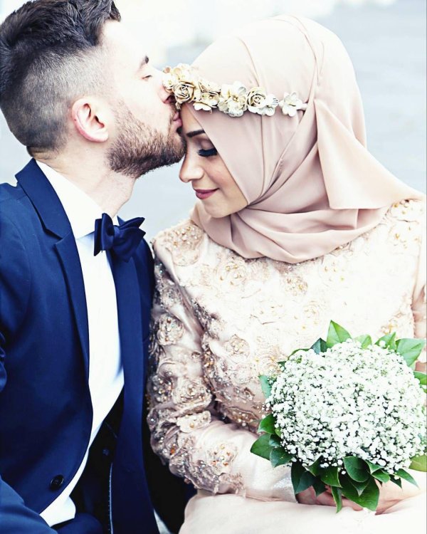 Мусульманская девушка с парнем