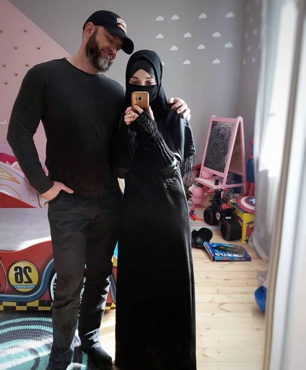 Мусульманская девушка с парнем