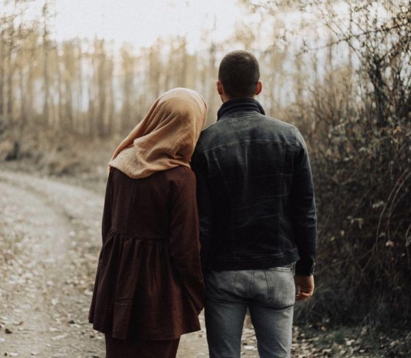 Мусульманская девушка с парнем