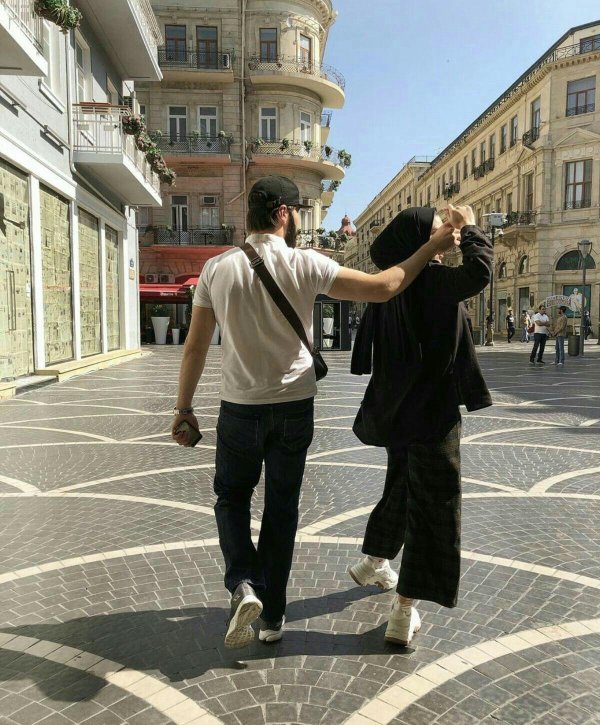 Мусульманская девушка с парнем