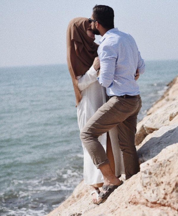 Мусульманская девушка с парнем