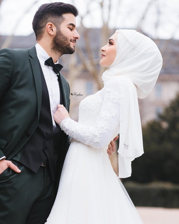 Мусульманская девушка с парнем