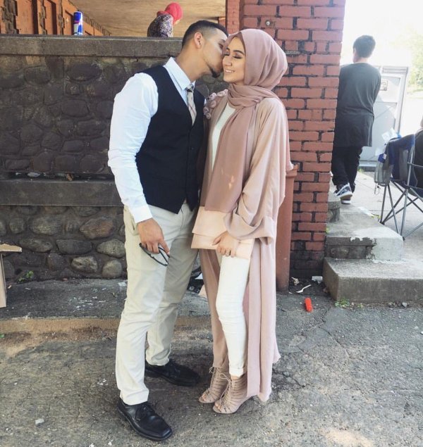 Мусульманская девушка с парнем