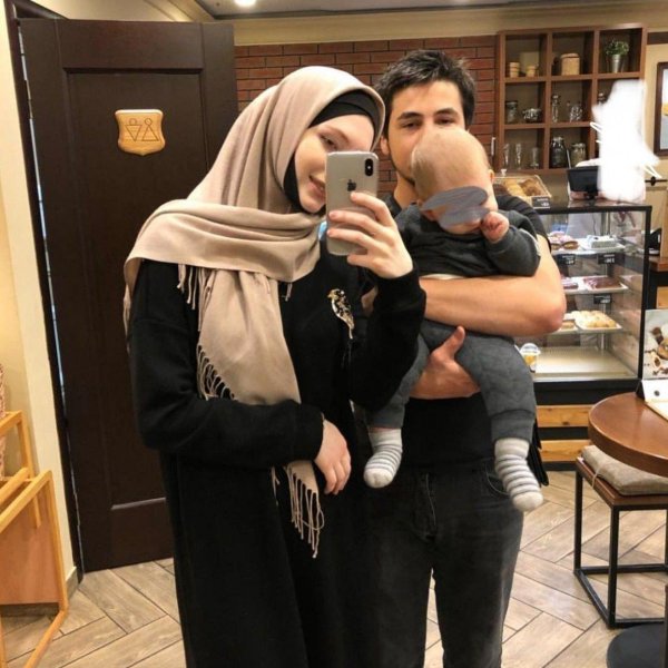 Мусульманская девушка с парнем