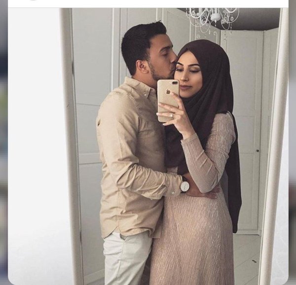 Мусульманская девушка с парнем