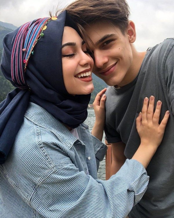 Мусульманская девушка с парнем