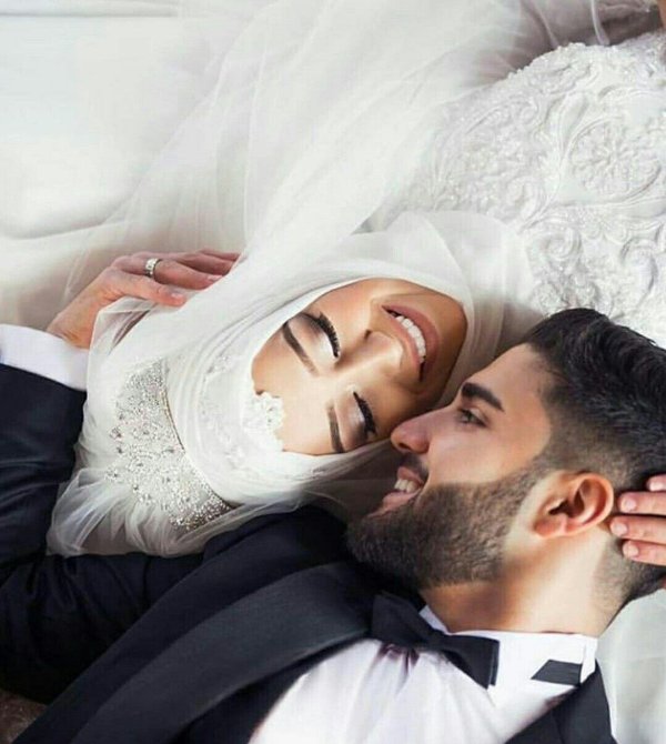 Мусульманская девушка с парнем