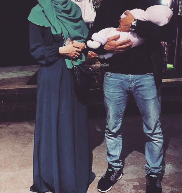 Мусульманская девушка с парнем