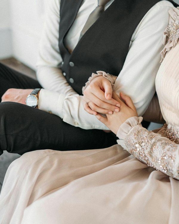 Мусульманская девушка с парнем