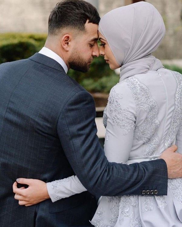 Мусульманская девушка с парнем