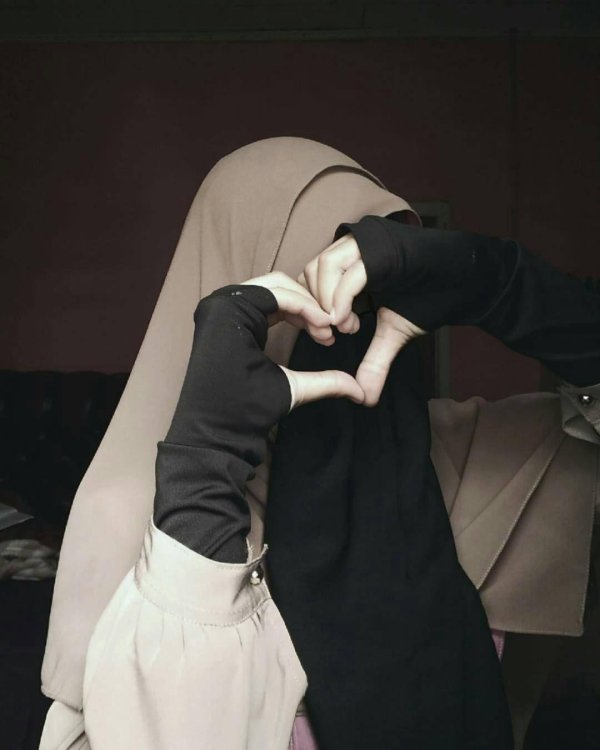 Мусульманская девушка с парнем