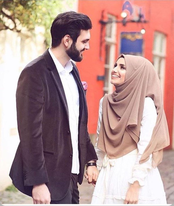 Мусульманская девушка с парнем