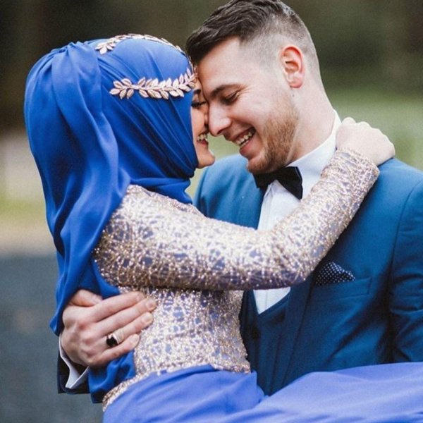 Мусульманская девушка с парнем