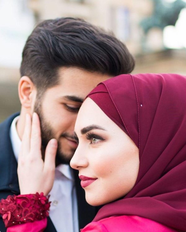 Мусульманская девушка с парнем