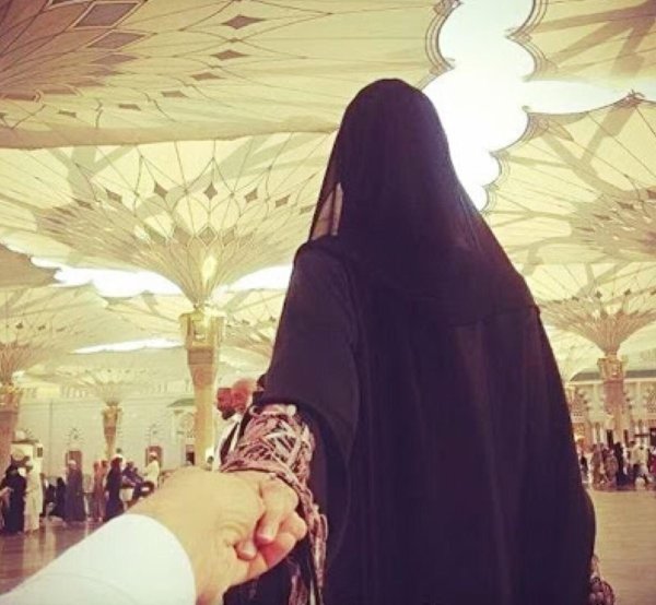 Мусульманская девушка с парнем