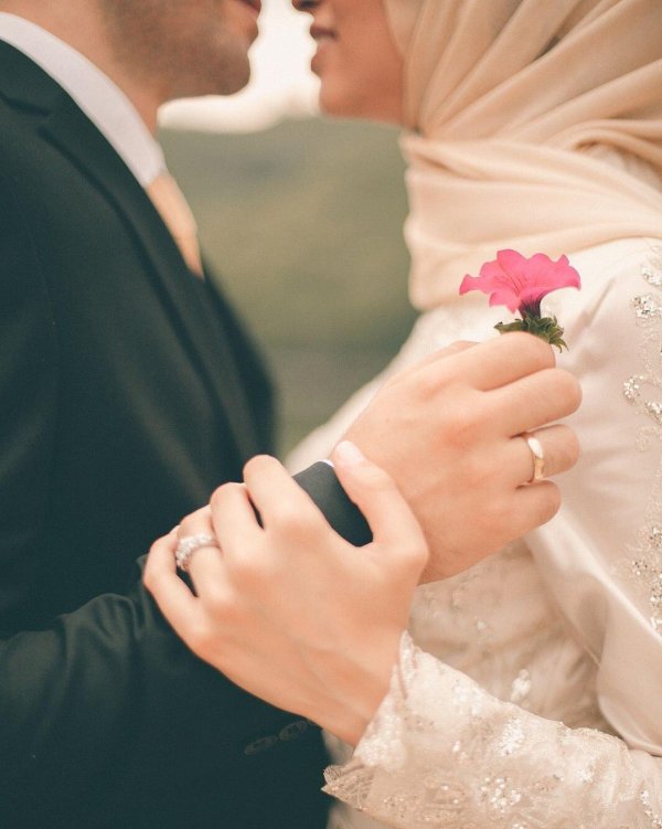 Мусульманская девушка с парнем