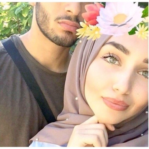 Мусульманская девушка с парнем