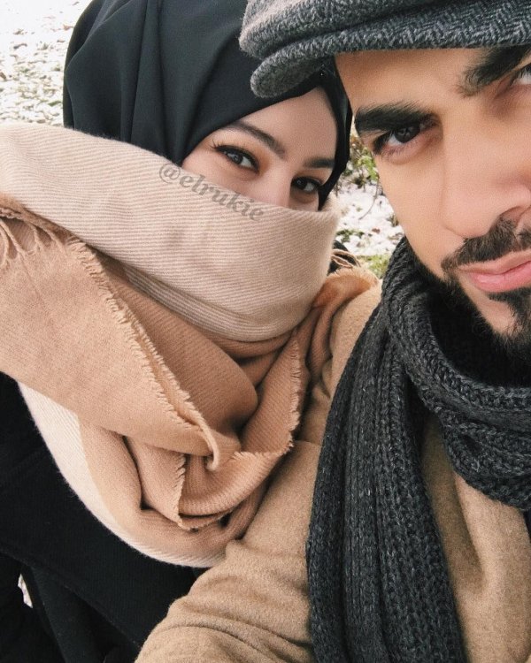 Мусульманская девушка с парнем