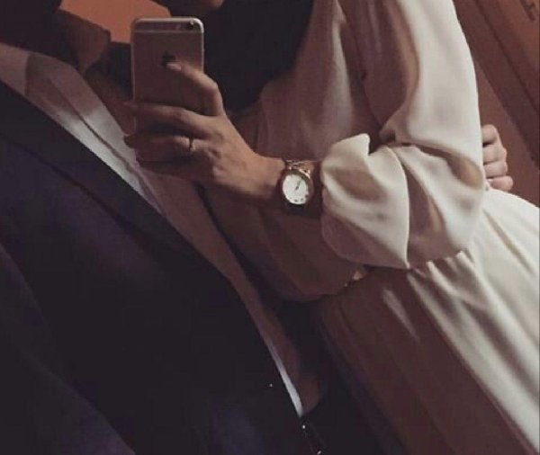 Мусульманская девушка с парнем