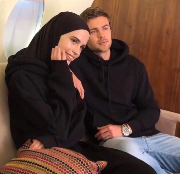 Мусульманская девушка с парнем