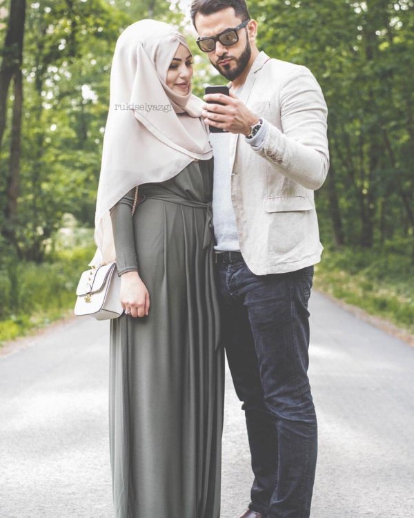 Мусульманская девушка с парнем