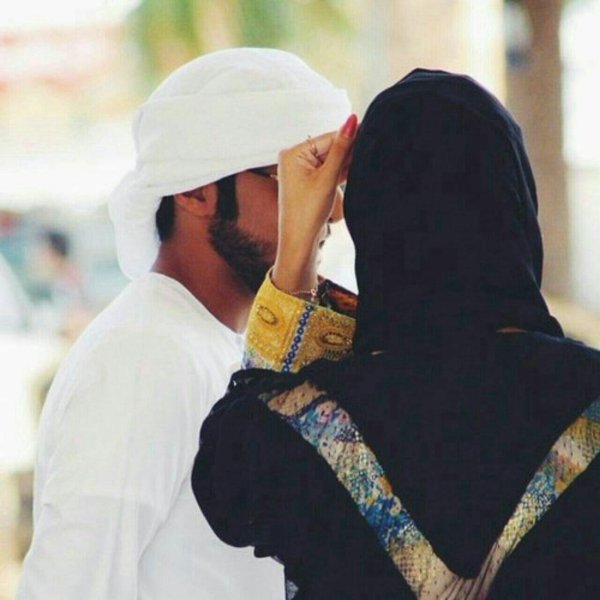 Мусульманская девушка с парнем