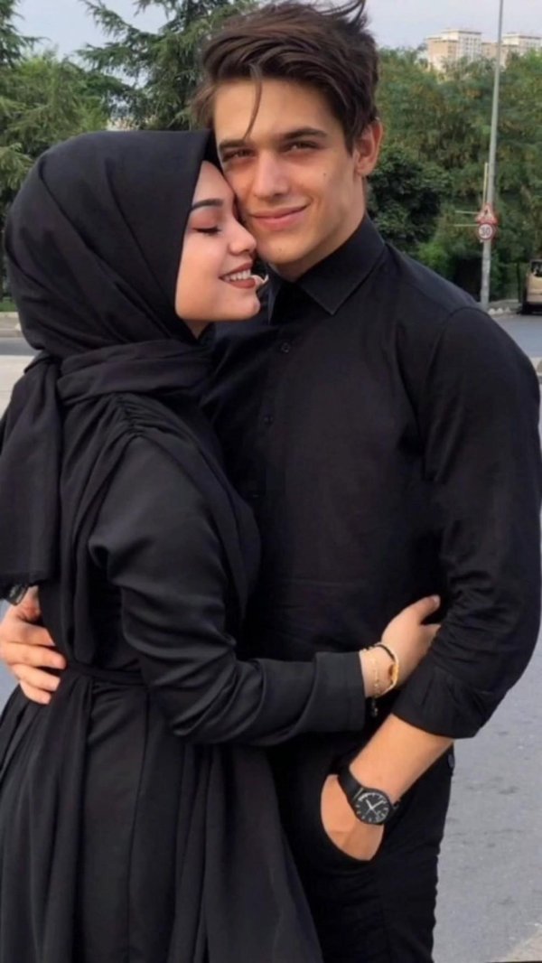 Мусульманская девушка с парнем