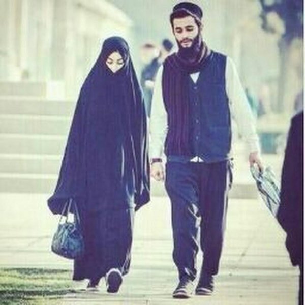 Мусульманская девушка с парнем