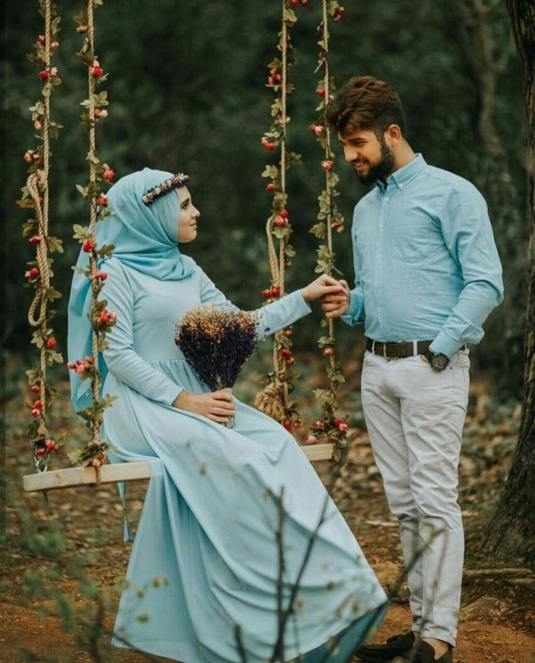 Мусульманская девушка с парнем