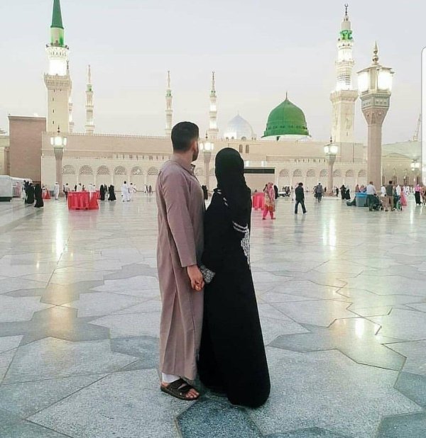 Мусульманская девушка с парнем