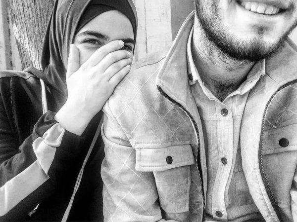 Мусульманская девушка с парнем