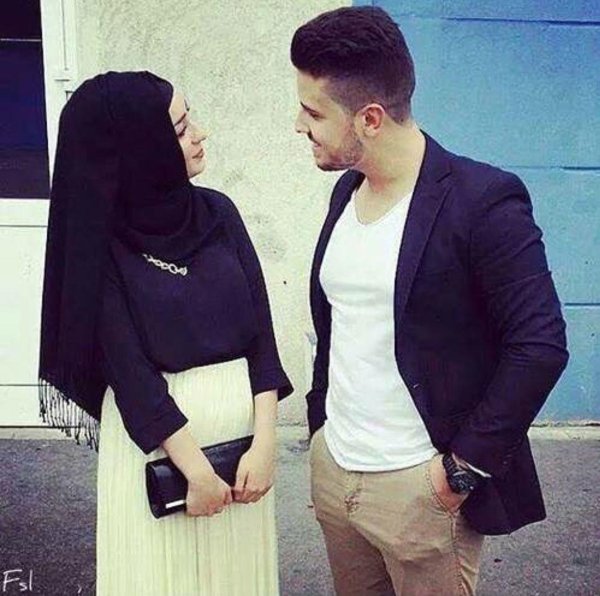 Мусульманская девушка с парнем