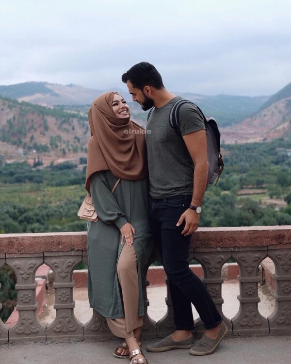 Мусульманская девушка с парнем