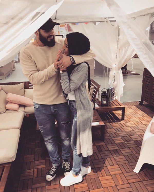 Мусульманская девушка с парнем