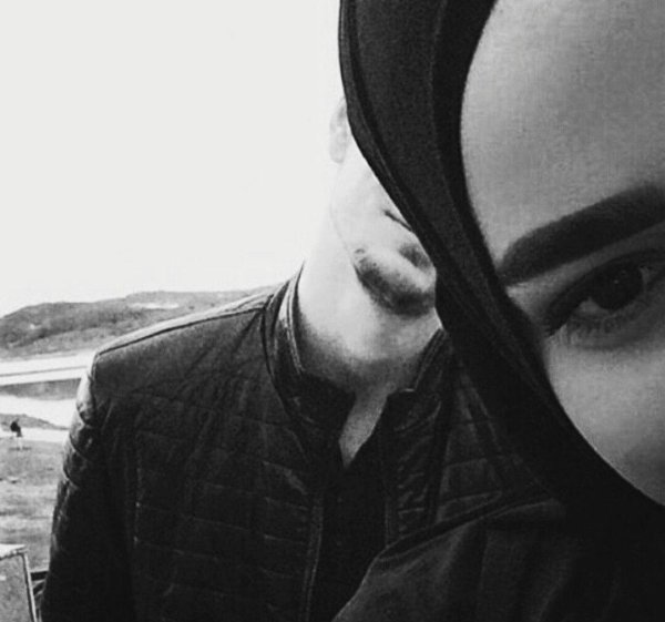 Мусульманская девушка с парнем