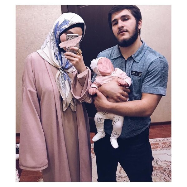 Мусульманская девушка с парнем