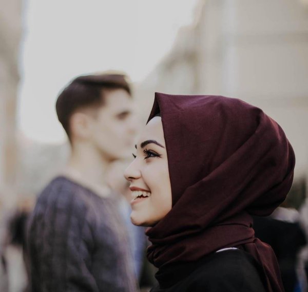 Мусульманская девушка с парнем