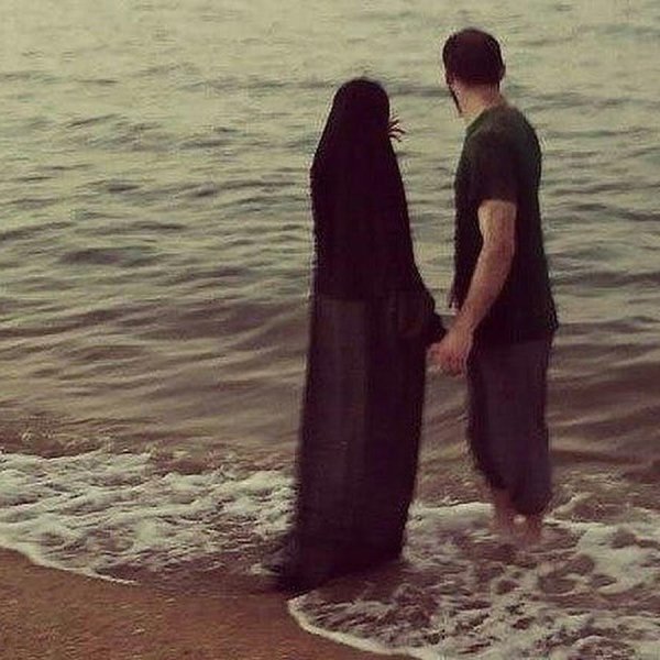 Мусульманская девушка с парнем