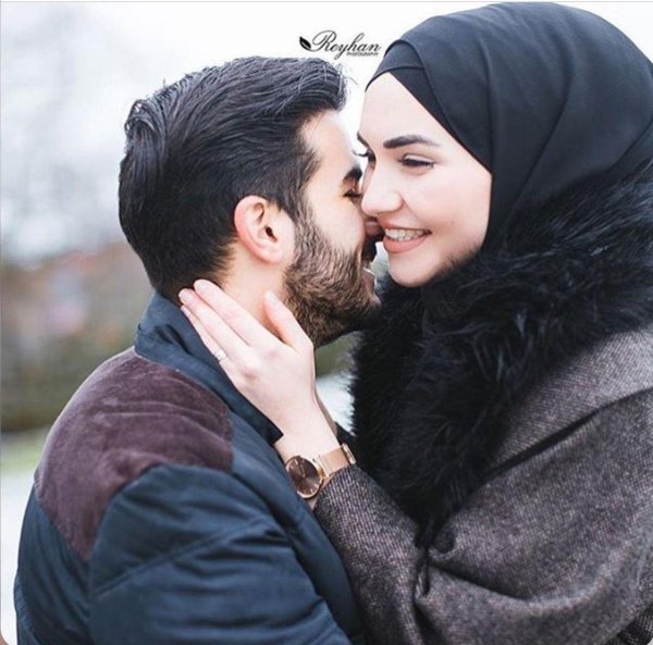 Мусульманская девушка с парнем