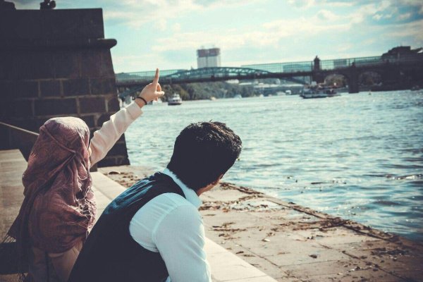 Мусульманская девушка с парнем